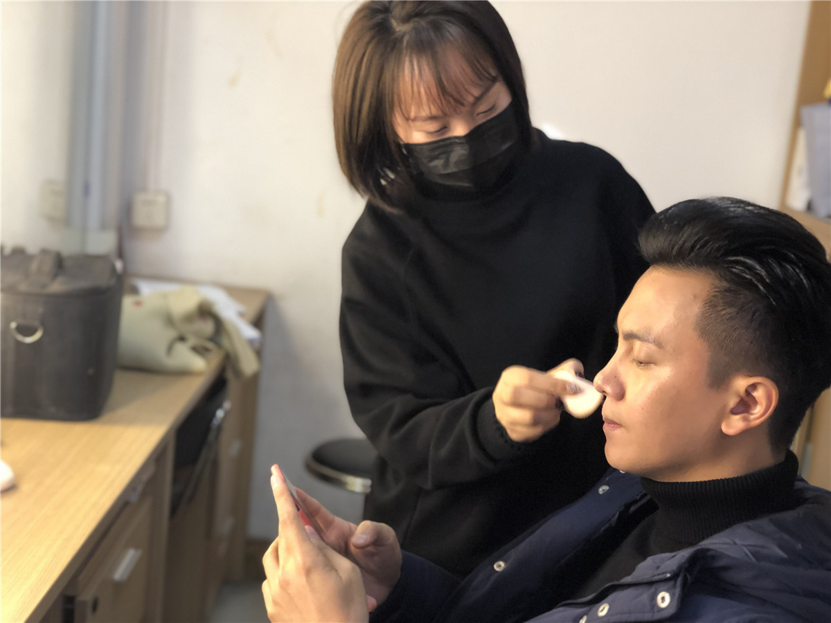 向默默无闻的逆行者们致敬!伊丽莎白驻电视台化妆师_伊丽莎白培训学校 向默默无闻的逆行者们致敬!伊丽莎白驻电视台化妆师_伊丽莎白培训学校
