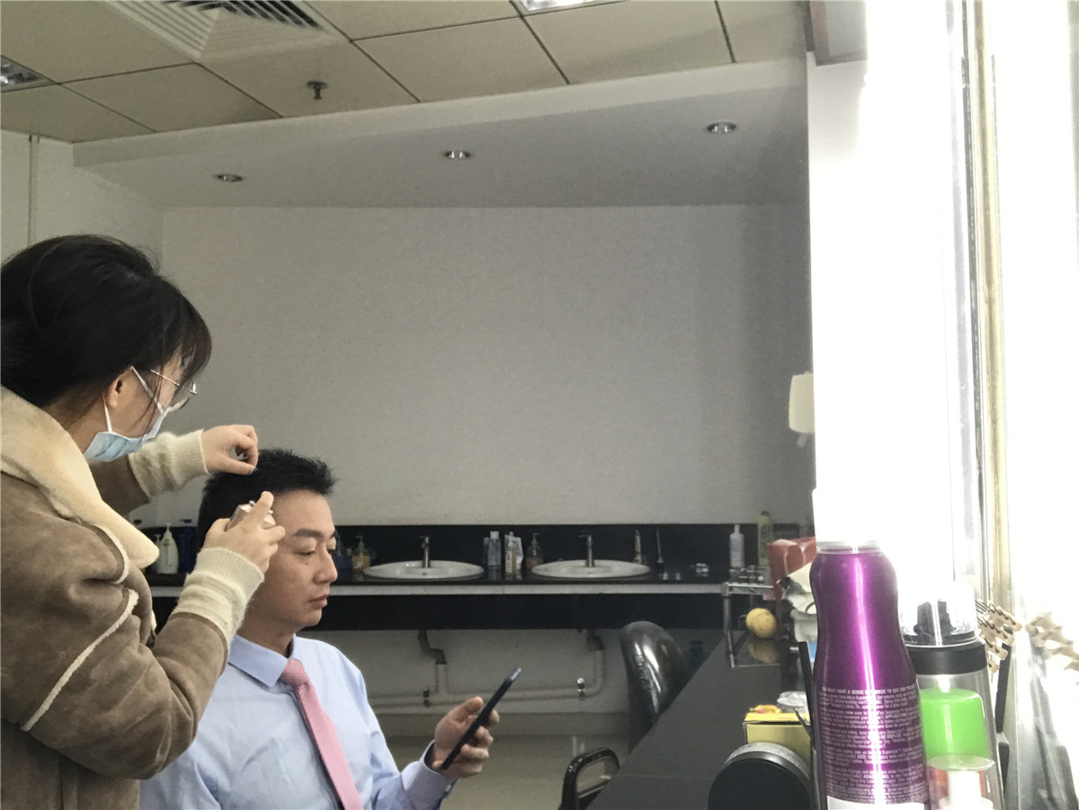 向默默无闻的逆行者们致敬!伊丽莎白驻电视台化妆师_伊丽莎白培训学校 向默默无闻的逆行者们致敬!伊丽莎白驻电视台化妆师_伊丽莎白培训学校