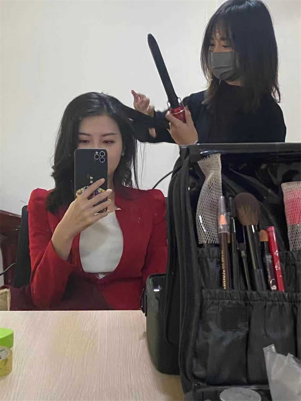 向默默无闻的逆行者们致敬!伊丽莎白驻电视台化妆师_伊丽莎白培训学校 向默默无闻的逆行者们致敬!伊丽莎白驻电视台化妆师_伊丽莎白培训学校
